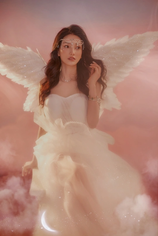 一位年轻女子在天空中扮演一位长着白色翅膀的天使的数字艺术