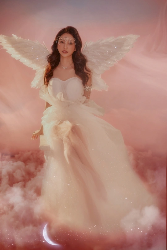 天空中长着白色翅膀的美丽女人