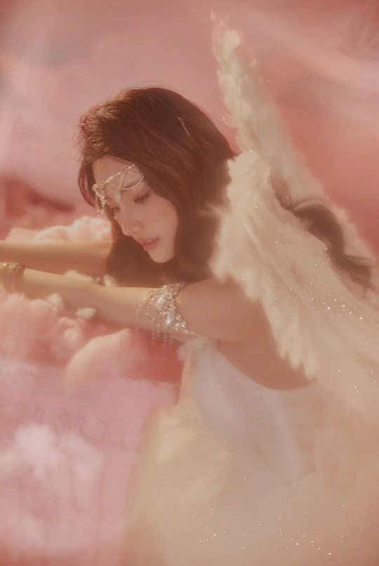 粉红色天空中戴着白色翅膀和眼镜的女人