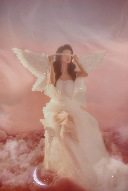 一个穿着白色连衣裙的美丽女人 带着月亮在天空中飞翔