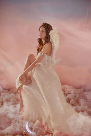 粉红色天空中穿着白色连衣裙的美女