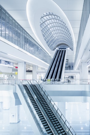 机场现代化建筑中的自动扶梯