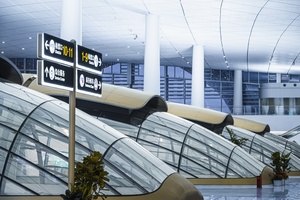 前景中有自动扶梯的大型机场航站楼