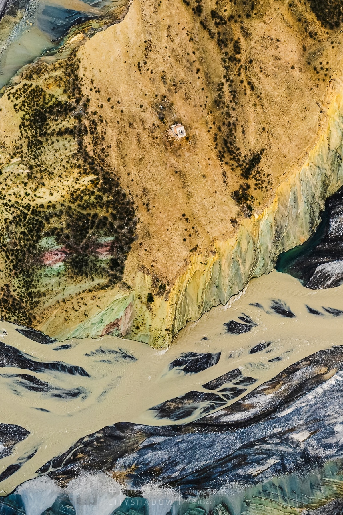 河岸边的风景画 描绘了一条河流穿过岩石和山脉的景观。