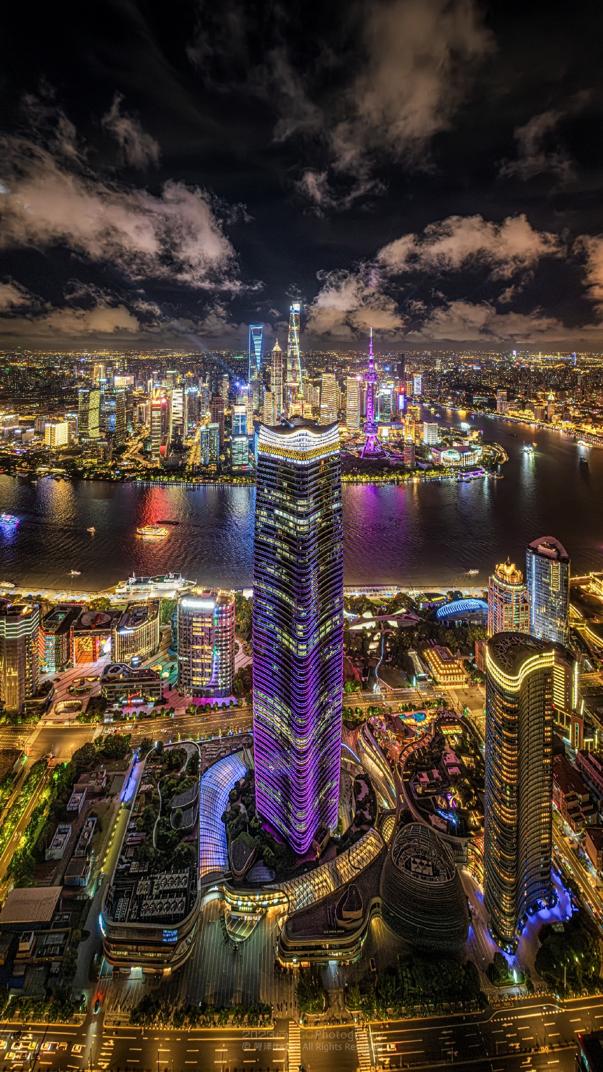 夜晚被高楼大厦点亮的城市的照片