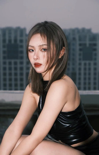 站在建筑物屋顶上的年轻女子 背景是城市