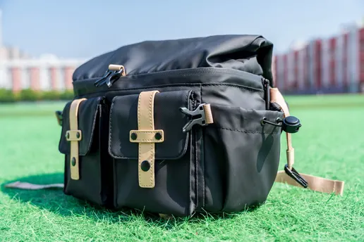 草地上的一只黑色包裹