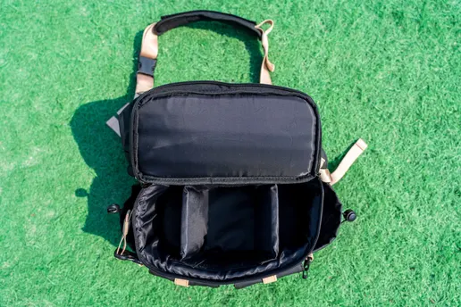 一个黑色的背包在一块绿色的地毯上