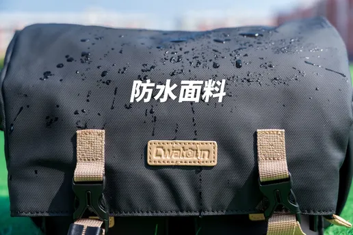 背包在田野上的特写