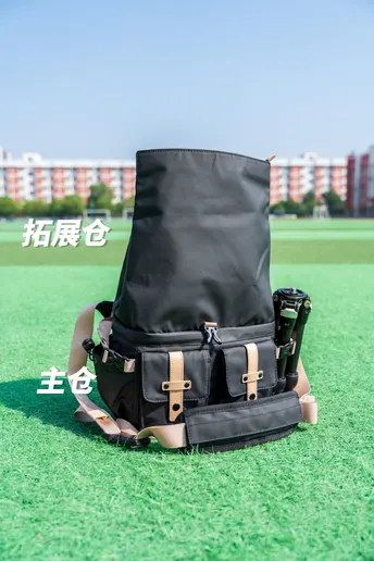 一个背包坐在草地上