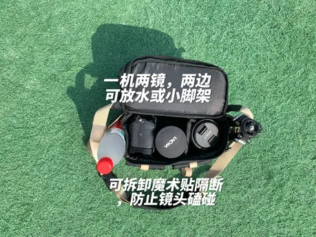 绿色地毯上的一架照相机、水壶和包