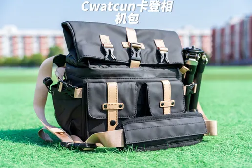 一个背包和一个袋子在田野上