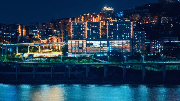《穿行》
