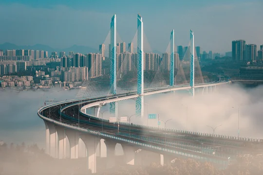 一张雾蒙蒙的世界的照片 前景是一座高桥 背景是一座城市