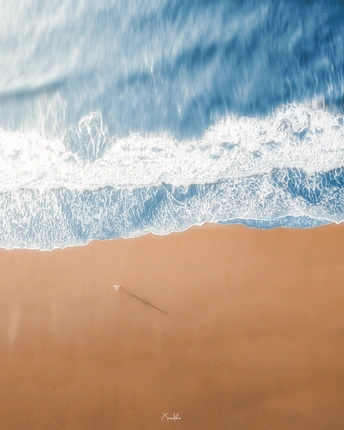 水上帆船和沙滩上的冲浪者在波浪上的空中视角