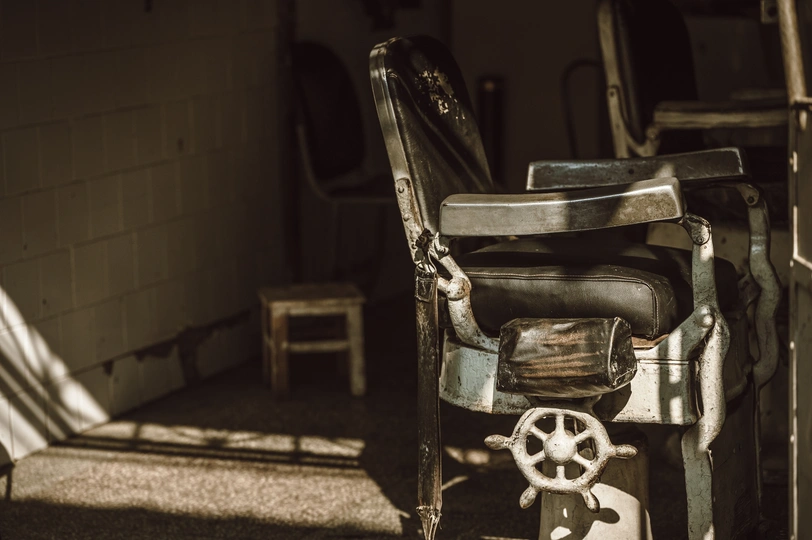 破旧的椅子在一个破败的建筑中