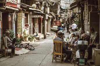 一条古老的街道 人们坐在桌椅上