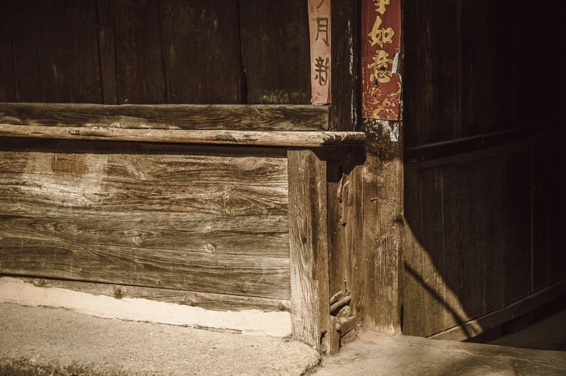 一扇古老的建筑中的木门