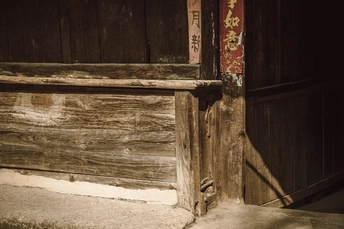 一扇古老的建筑中的木门