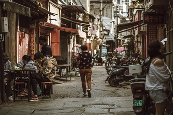 一位女士在城市的一条狭窄巷子里行走