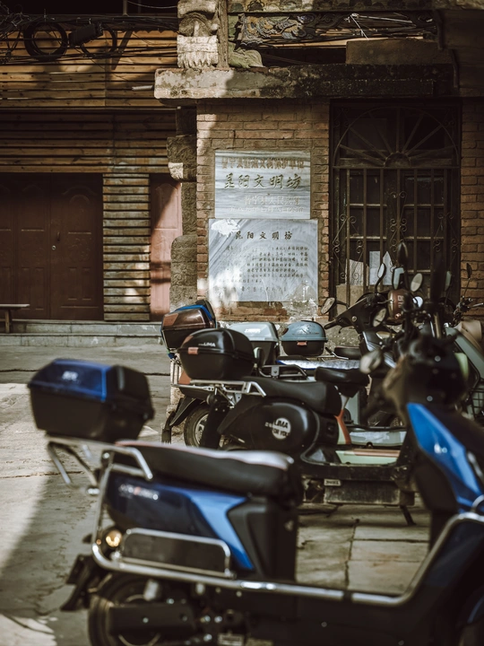 一些摩托车停在老建筑前面