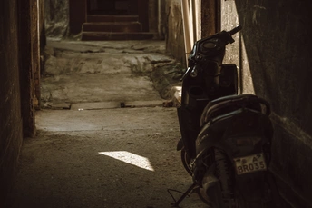 一个黑暗的巷子 一辆摩托车停在一个狭窄的过道里