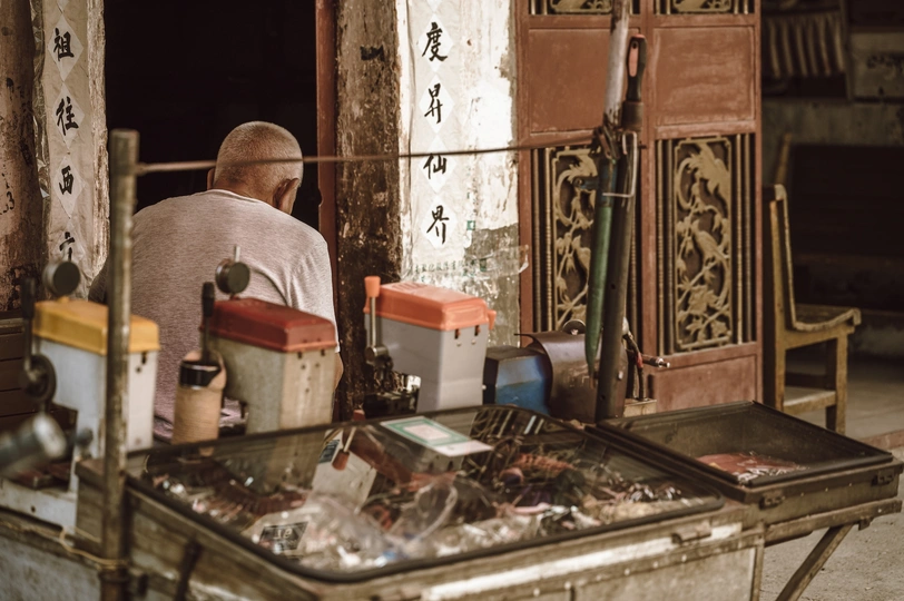 一个人正在桌子旁准备食物