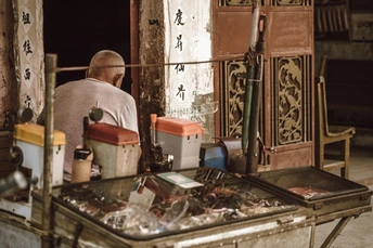 一个人正在桌子旁准备食物