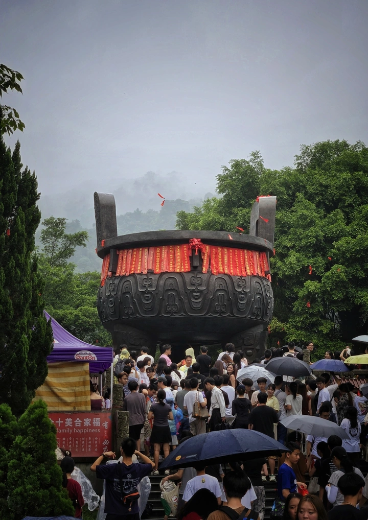 肇庆鼎湖山抛许愿球祈福
