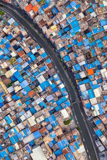 城市上空的俯拍图 有蓝色房屋和一条大河