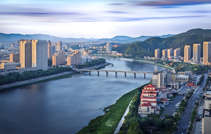 江边晚景