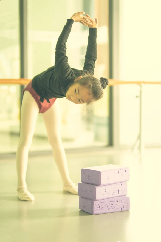 一个小女孩正在跳舞 站在积木上 跳芭蕾舞。