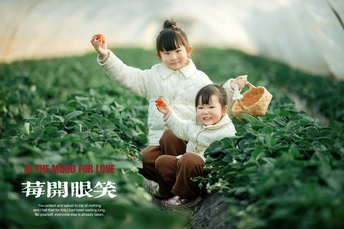 一个小女孩在草地上抱着一个小孩