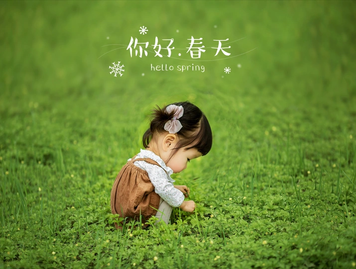 一个小女孩坐在绿色的草地上