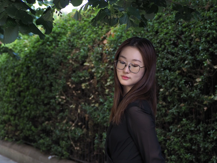 她
