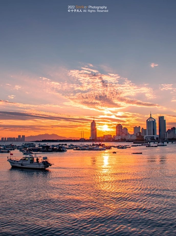 城市和港口上的日落 夕阳西下时 水上停泊着船。