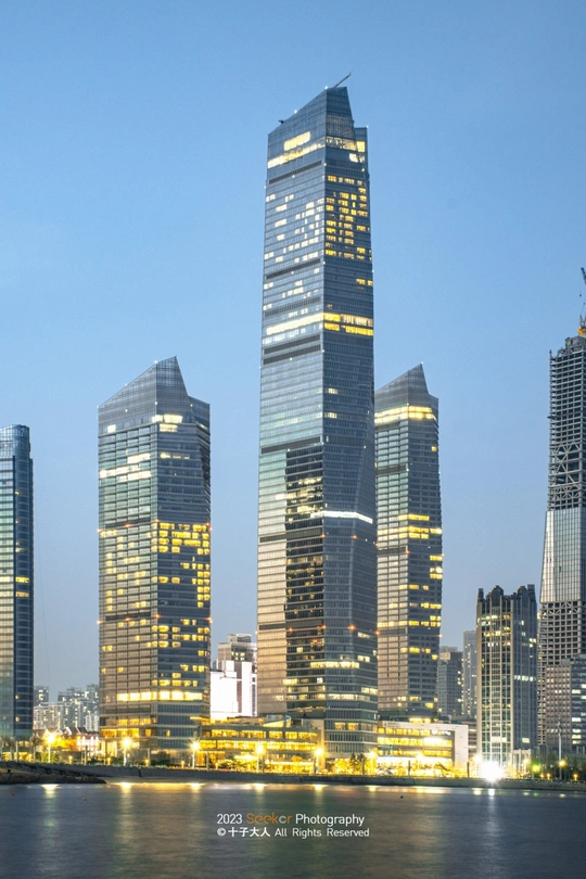 夜晚的大城市 高耸的摩天大楼和其他高楼在天线上。