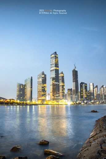 夜晚被摩天大楼环绕的城市