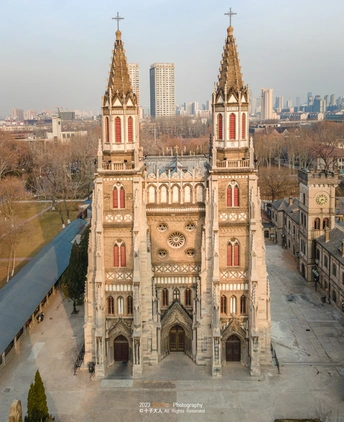 巨大的教堂 高耸的塔楼耸立在城市之上