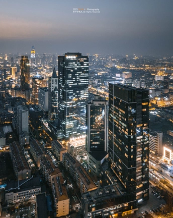 夜晚的城市 摩天大楼和其他高楼