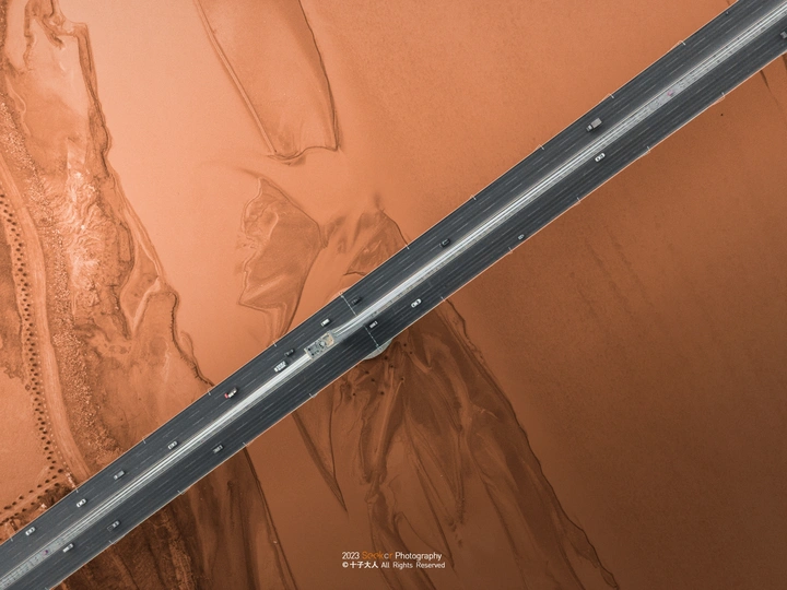 在沙漠景观中的公路