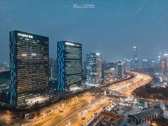 夜晚高楼林立 车水马龙的大城市