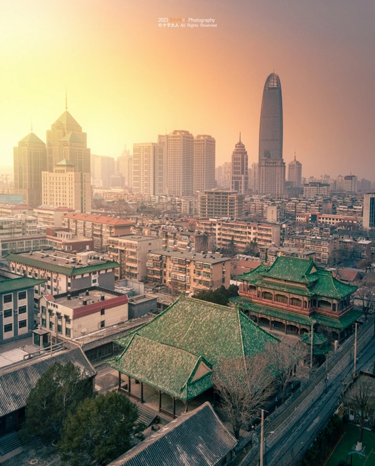 摩天大楼和其他建筑的天际线上的大城市