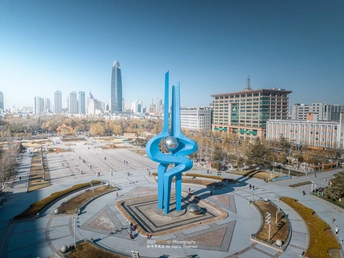 城市中心的广场上有一座巨大的蓝色雕塑