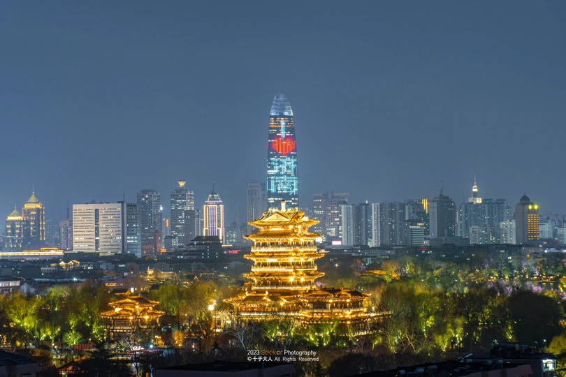 城市夜景 摩天大楼在夜空中熠熠生辉。