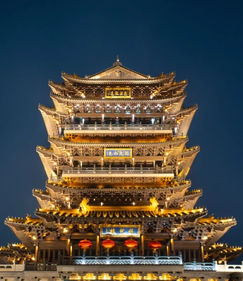 夜晚的大楼或寺庙的夜景