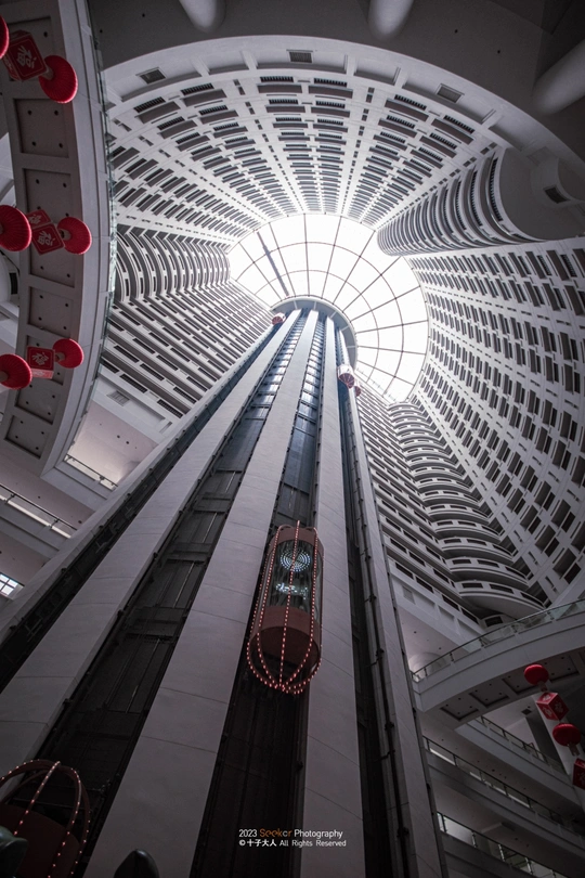 一栋高楼 一列红色的火车正在向顶部驶去。