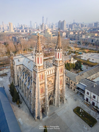 一座古老的教堂 一座高塔耸立在城市之上。