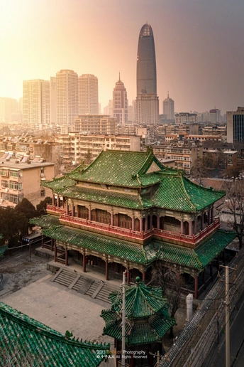 城市天际线前的一座带有绿色屋顶的寺庙