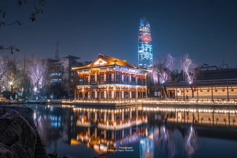 夜晚点亮的城 前面有湖。